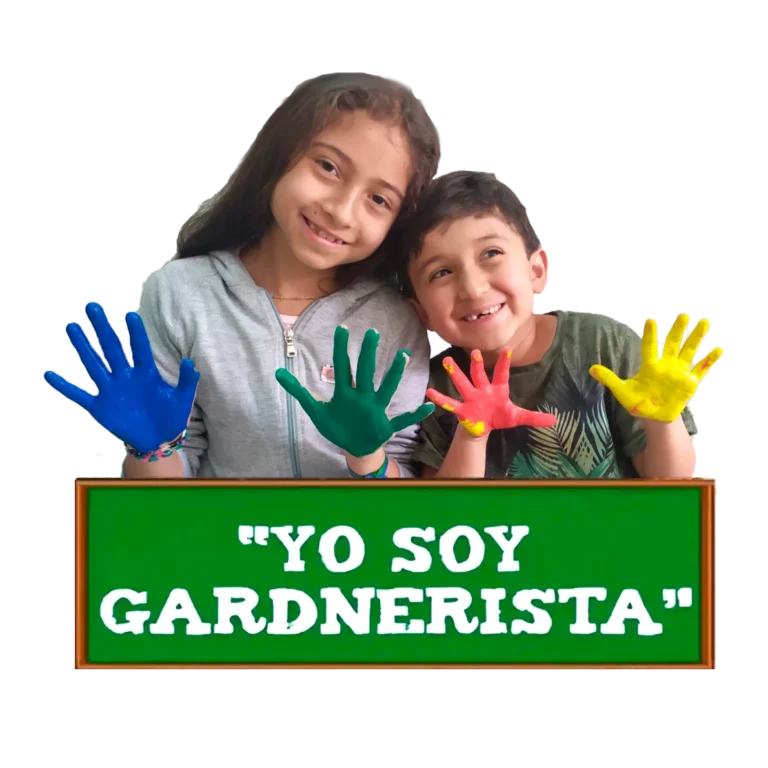 Niños mostrando sus manos pintadas de colores frente a un cartel.