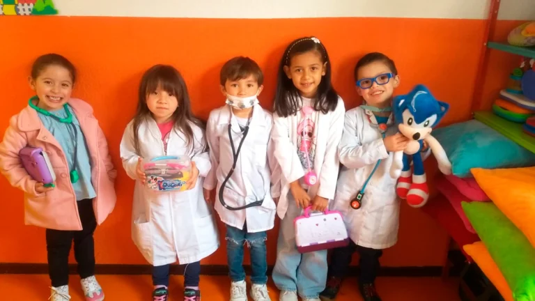 Niños disfrazados de médicos con juguetes y accesorios.