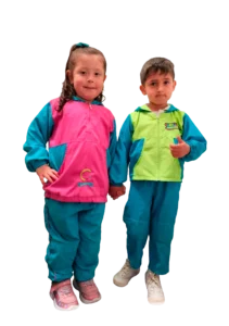 Dos niños con uniformes deportivos coloridos posan de pie.