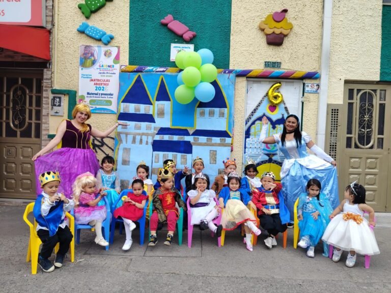 Niños disfrazados de personajes de cuentos junto a dos maestras.